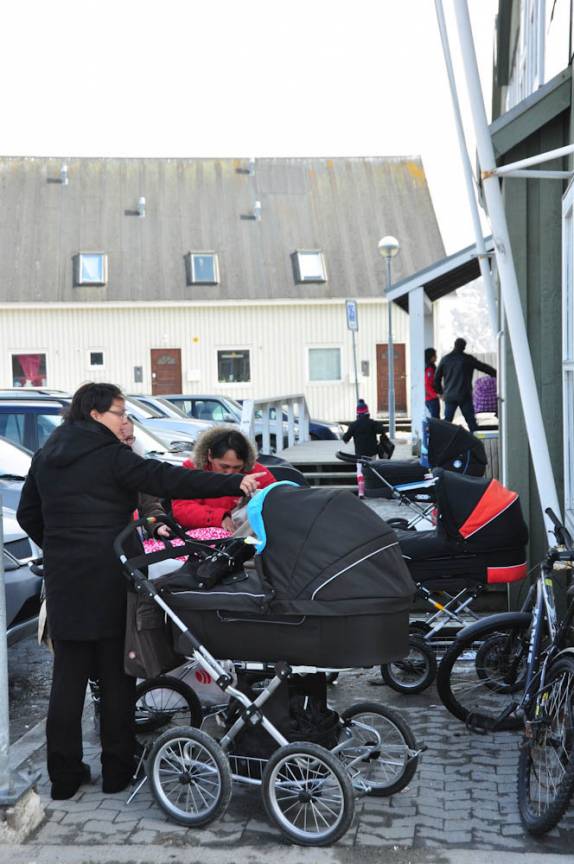Estacionamento de carrinhos de bebê em um acolhedor café de Nuuk, capital da Groelândia